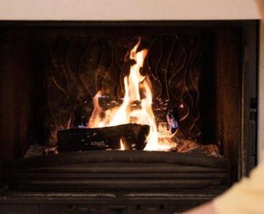 Ogień pod kontrolą: kominek przyjazny dzieciom krok po kroku
