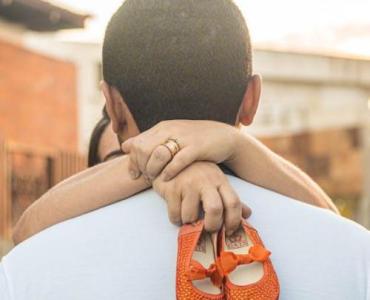 Zaskocz partnera po narodzinach malucha: 17 prezentów pełnych wsparcia, wdzięczności i relaksu
