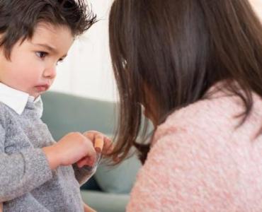 Słowa, które dodają otuchy: jak wspierać dziecko w rozmowie o diagnozie