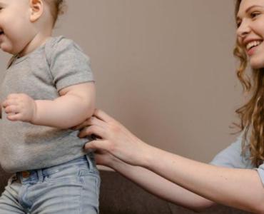Plecy bez bólu: ergonomiczne triki dla rodziców przy noszeniu, karmieniu i przewijaniu