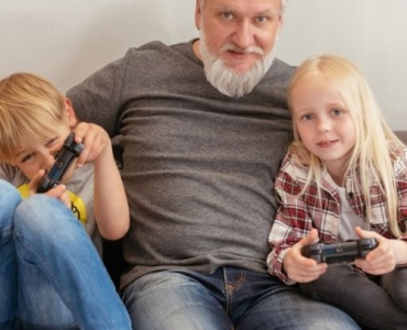 Między miłością a granicami: jak reagować, gdy dziadkowie przesadzają z rozpieszczaniem