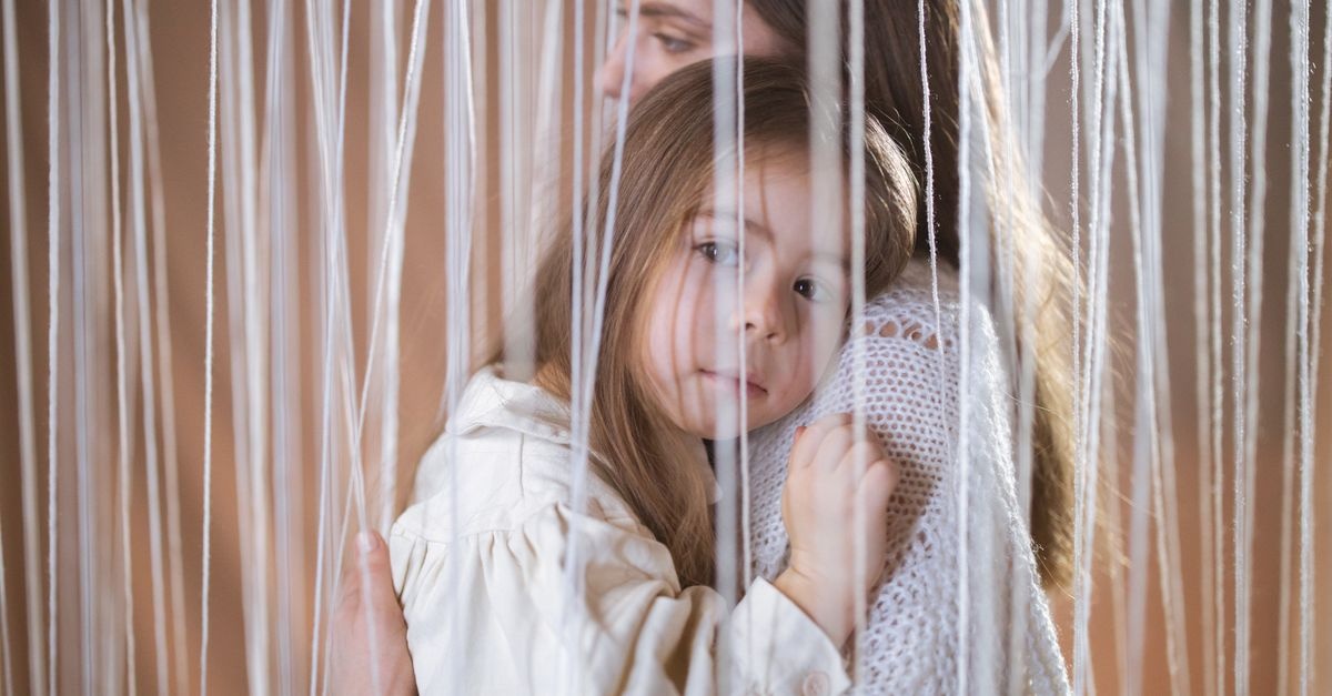 Od burzy do bliskości: jak z empatią reagować na trudne zachowania dziecka po adopcji