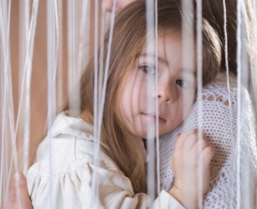 Od burzy do bliskości: jak z empatią reagować na trudne zachowania dziecka po adopcji