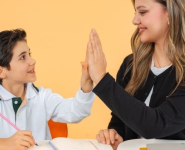Pedagogika pozytywna w działaniu: 7 prostych nawyków, które wzmacniają dzieci w domu i w szkole