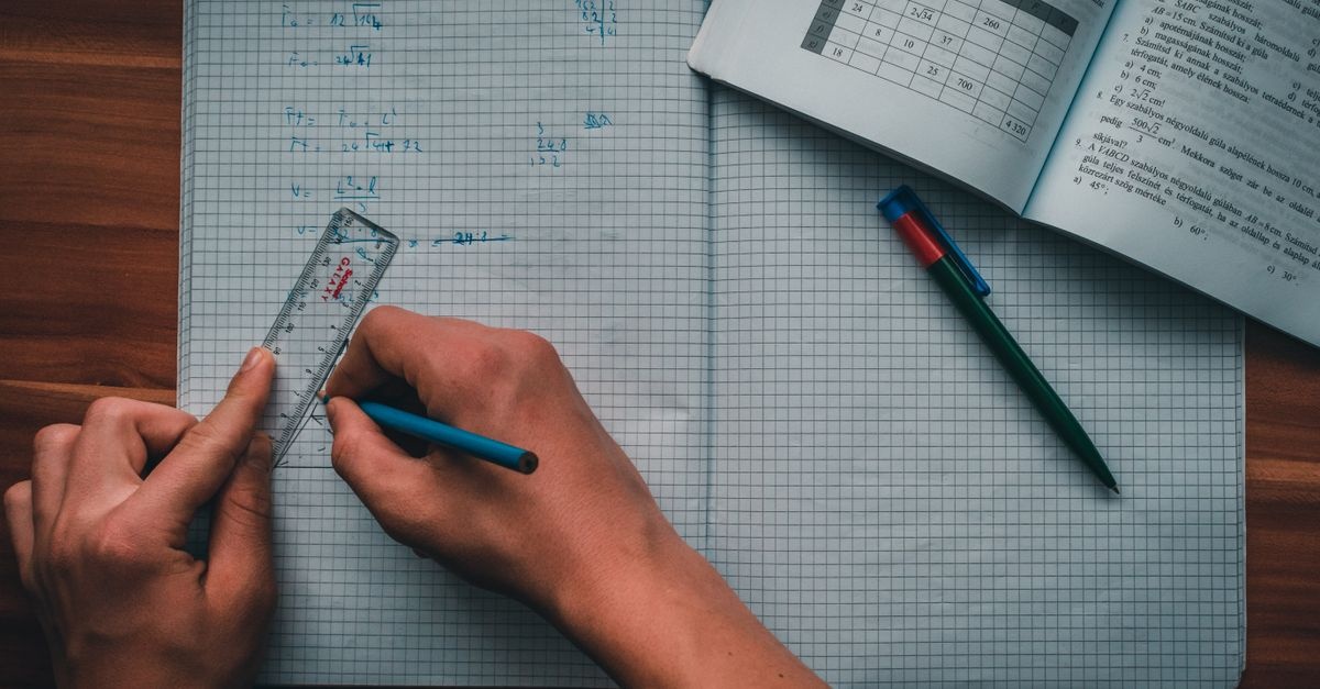 Kiedy korepetycje z matematyki naprawdę mają sens? Praktyczny przewodnik dla rodziców i uczniów