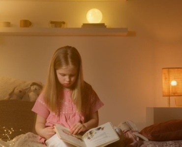 Ciepłe czy chłodne? Jak dobrać barwę światła w pokoju dziecka, by wspierała sen, naukę i zabawę